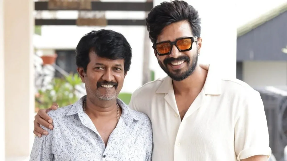 Vishnuu Vishal with his arm around director Chella Ayyavu, both smiling