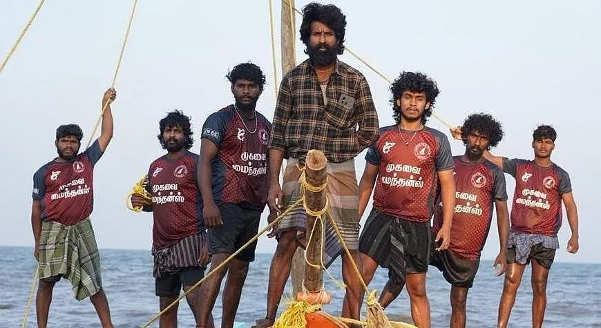 Soori as Muthukaali stands with his sailboat racing crew in a Mandaadi still