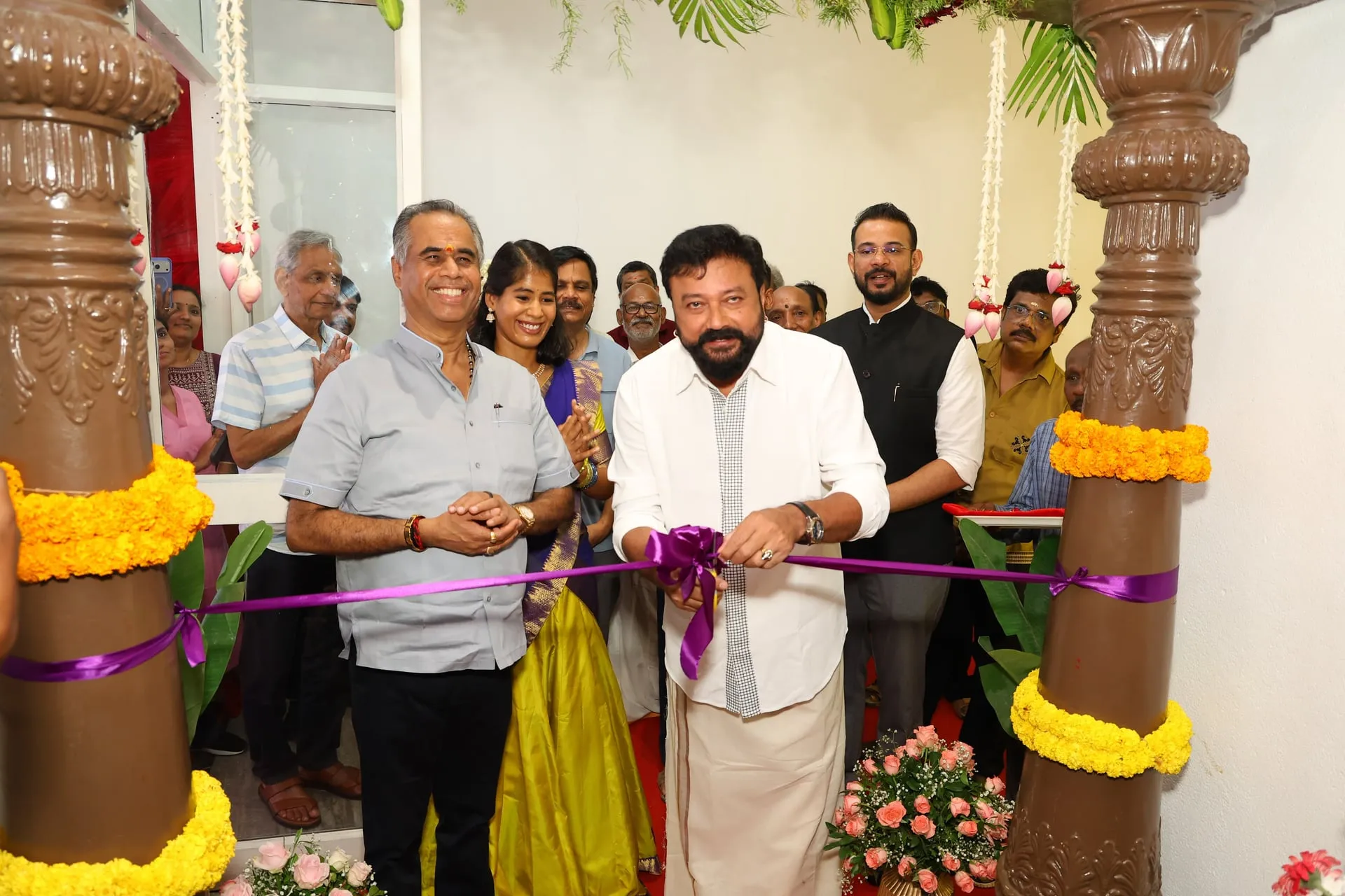 Jayaram cuts the ribbon to open Sabari Artisans Village in Chennai